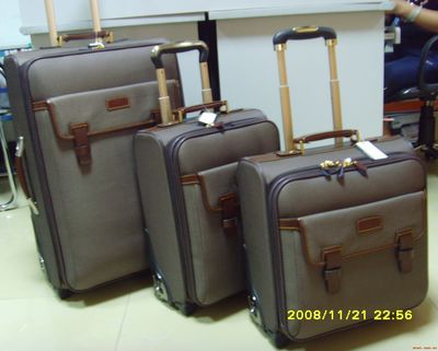 廣州市浩鵬箱包皮具-廣州市花都區花山鎮東湖安置區東聯路-生產、加工、批發、零售:箱包、皮具,貨物及技術進出口.-產品展廳